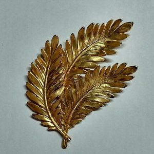 Gold toned 3-leaf brooch